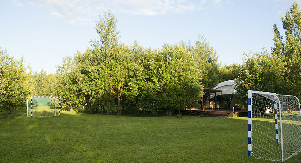 Шатер на берегу