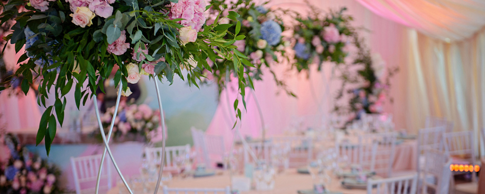 Малая поляна с летним банкетным шатром