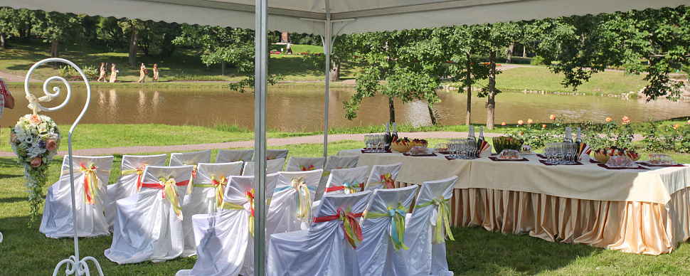 Лужайка перед усадьбой