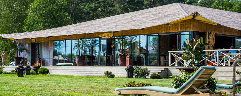 Ресторан с открытой террасой