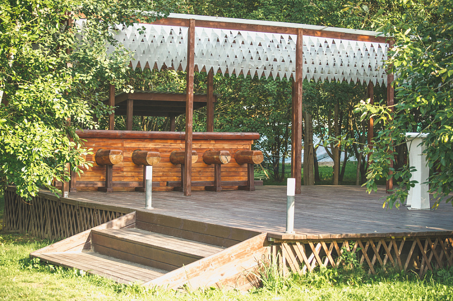 Шатер на берегу