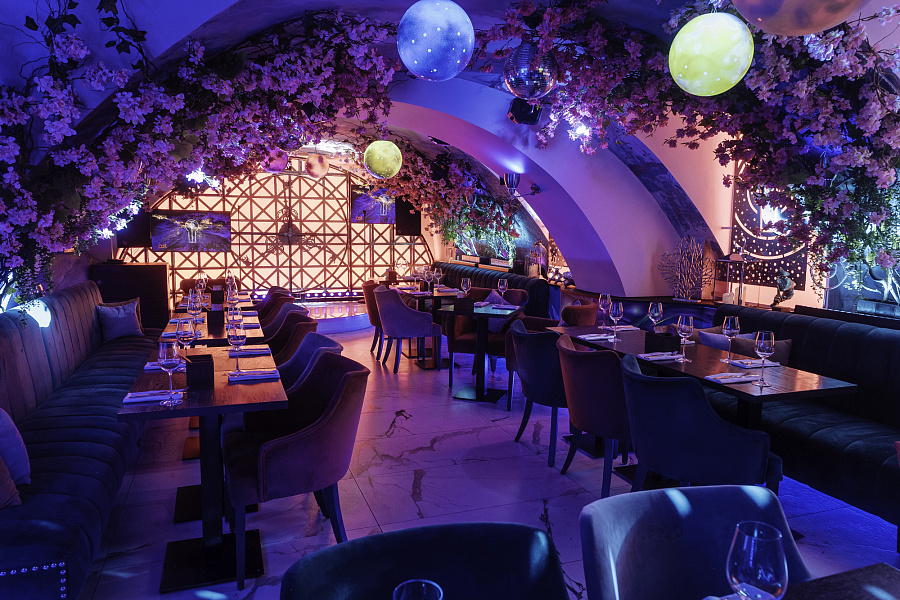 Зал шести Лун