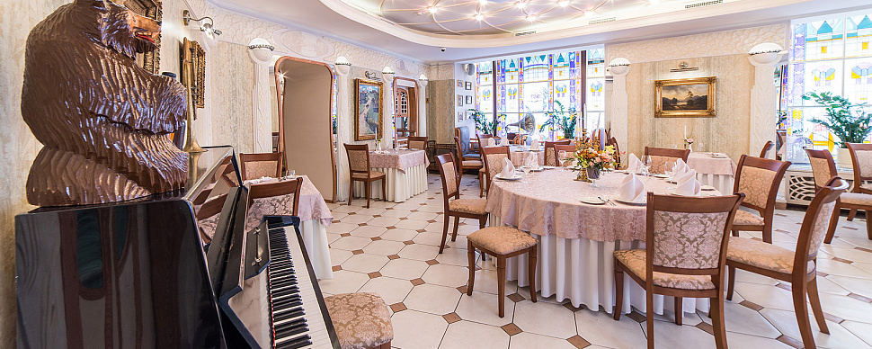 Витражный зал