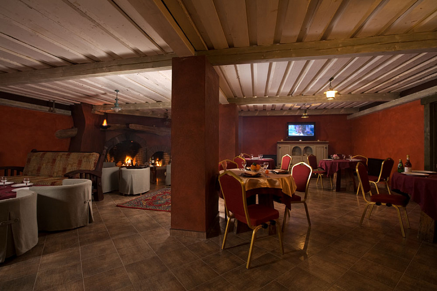 Красный каминный зал