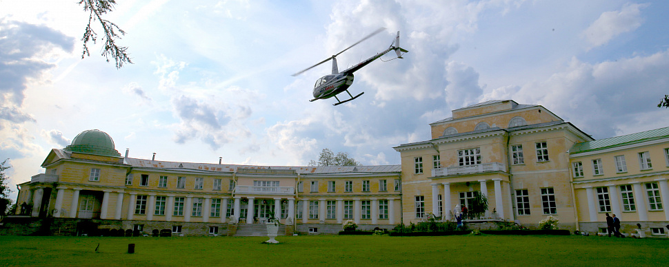 Лужайка перед усадьбой