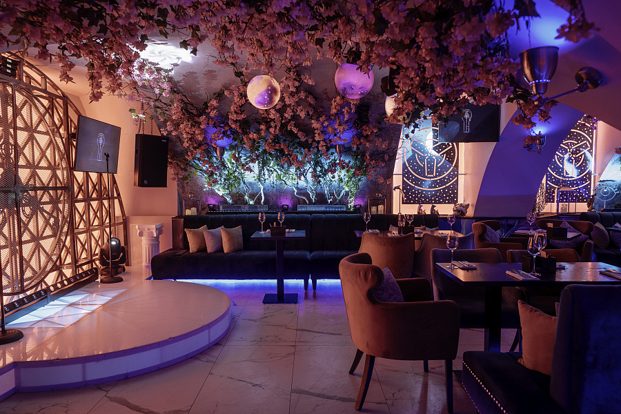 Зал шести Лун