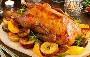 Утка с яблоками и апельсинами: главное новогоднее блюдо 2026