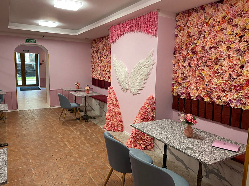 Зал "Стена роз"