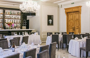 Банкетный зал при отеле Чайковский