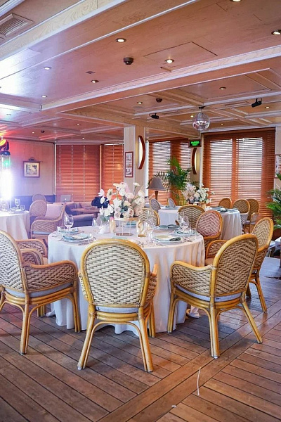 Салон на нижней палубе. "Чайка"