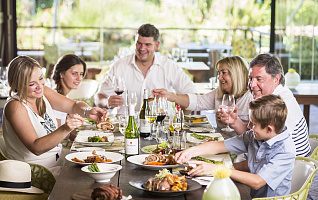 Весёлый взрослый День рождения: как устроить праздник для всех!