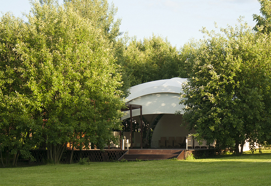 Шатер на берегу