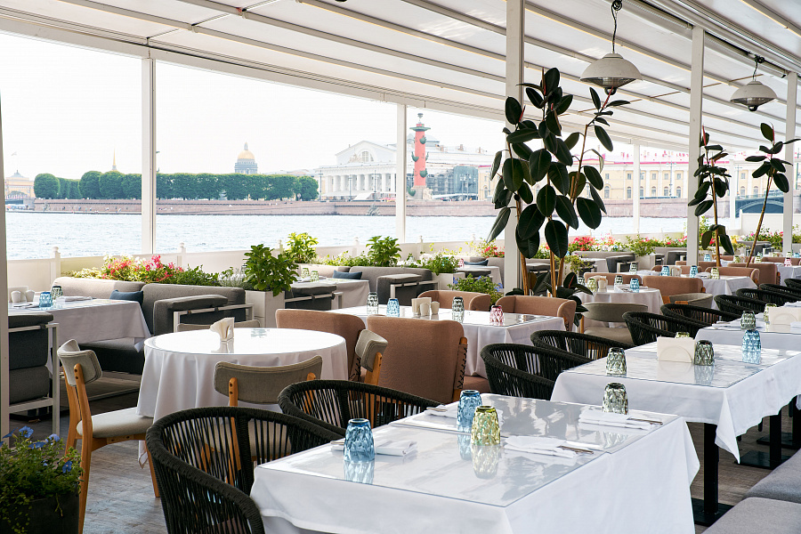 Летняя веранда на реке Неве