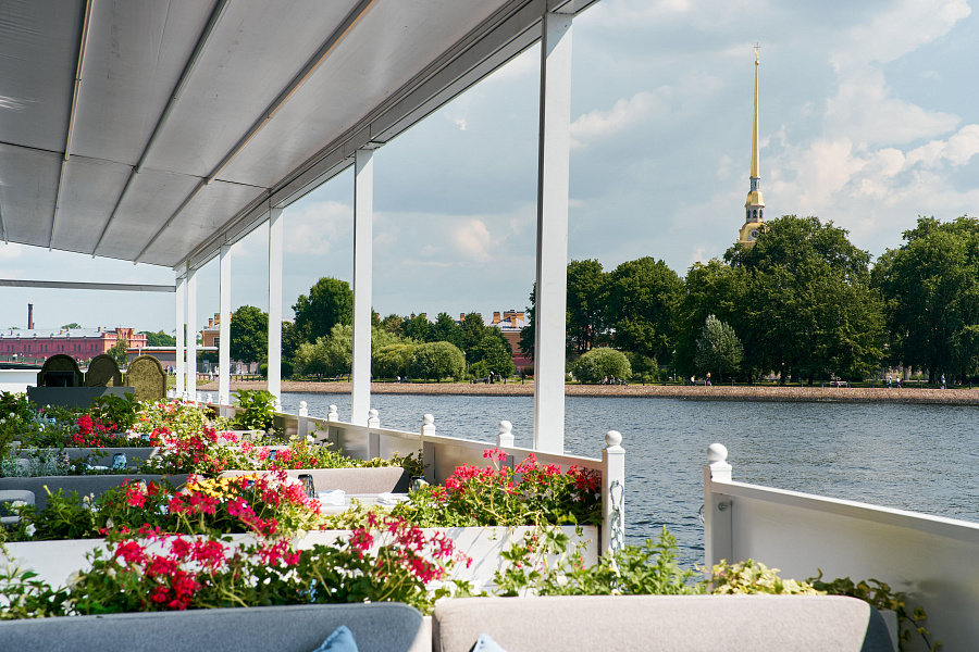 Летняя веранда на реке Неве