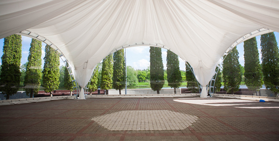 Шатёр у озера