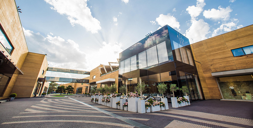 Основной зал на первом этаже