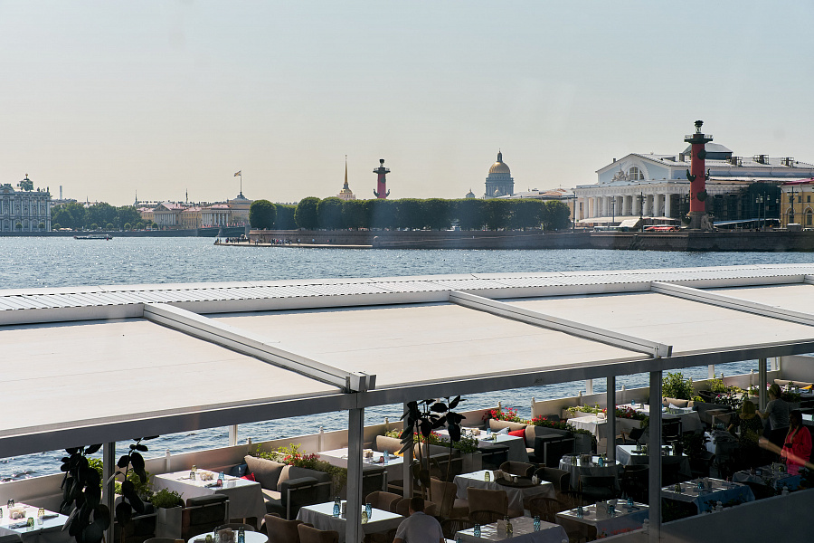 Летняя веранда на реке Неве