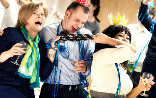 Корпоратив без алкоголя: как устроить праздник, который запомнится (и утром не будет стыдно)?