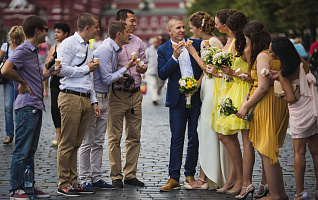 Как собраться гостю на летнюю свадьбу: стильно, удобно и без стресса