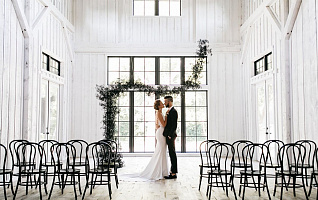 Минимализм с изюминкой: свадьба 2025 в стиле «меньше значит больше»