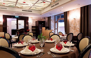 Нож справа, вилка слева